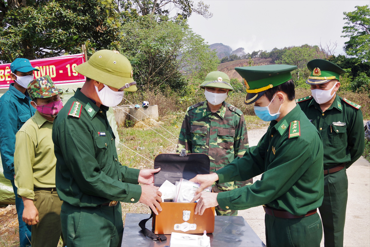 Kiểm tra các tổ, chốt phòng, chống dịch trên tuyến biên giới huyện Kỳ Sơn, Tương Dương

